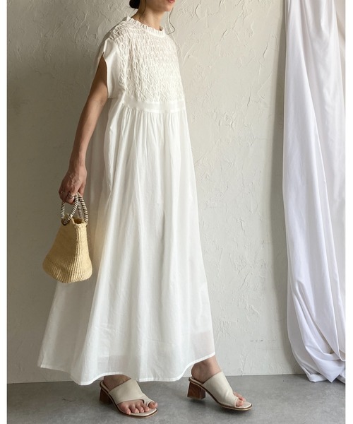 She's Closet（シーズクローゼット）の「フレンチスリーブインド綿100%スモッキング刺繍フレアロングワンピース（ワンピース・レディース・ブラック/オフホワイト・FREE）」の10枚目の写真