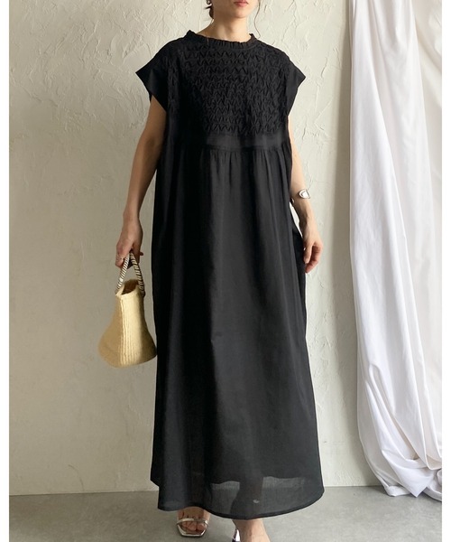 She's Closet（シーズクローゼット）の「フレンチスリーブインド綿100%スモッキング刺繍フレアロングワンピース（ワンピース・レディース・ブラック/オフホワイト・FREE）」の13枚目の写真