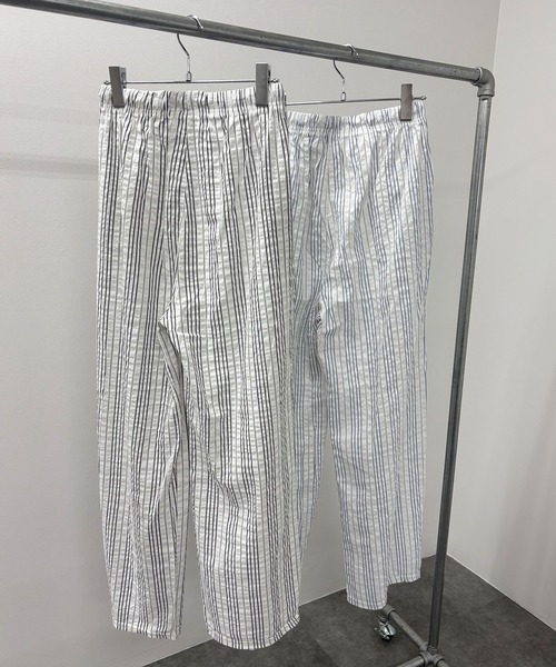 ISOOK（アイスー）の「【ISOOK / アイスー】リラックスサッカーストライプパンツ / ストレートパンツ イージーパンツ ウエストゴム 総ゴム 紐仕様 柄パンツ 白 青 ZOZOTOWN限定（その他パンツ・レディース・ライトブルー/ブラック・FREE）」の4枚目の写真