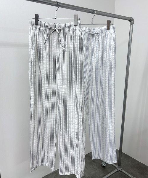 ISOOK（アイスー）の「【ISOOK / アイスー】リラックスサッカーストライプパンツ / ストレートパンツ イージーパンツ ウエストゴム 総ゴム 紐仕様 柄パンツ 白 青 ZOZOTOWN限定（その他パンツ・レディース・ライトブルー/ブラック・FREE）」の5枚目の写真