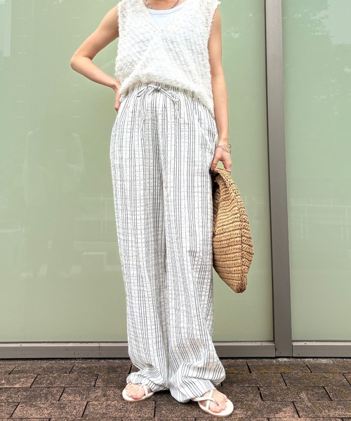 ISOOK（アイスー）の「【ISOOK / アイスー】リラックスサッカーストライプパンツ / ストレートパンツ イージーパンツ ウエストゴム 総ゴム 紐仕様 柄パンツ 白 青 ZOZOTOWN限定（その他パンツ・レディース・ライトブルー/ブラック・FREE）」の9枚目の写真