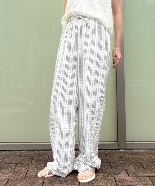 ISOOK（アイスー）の「【ISOOK / アイスー】リラックスサッカーストライプパンツ / ストレートパンツ イージーパンツ ウエストゴム 総ゴム 紐仕様 柄パンツ 白 青 ZOZOTOWN限定（その他パンツ・レディース・ライトブルー/ブラック・FREE）」の16枚目の写真