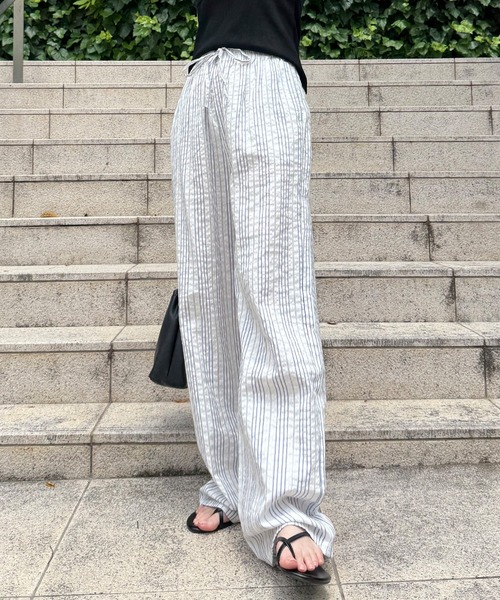 ISOOK（アイスー）の「【ISOOK / アイスー】リラックスサッカーストライプパンツ / ストレートパンツ イージーパンツ ウエストゴム 総ゴム 紐仕様 柄パンツ 白 青 ZOZOTOWN限定（その他パンツ・レディース・ライトブルー/ブラック・FREE）」の21枚目の写真