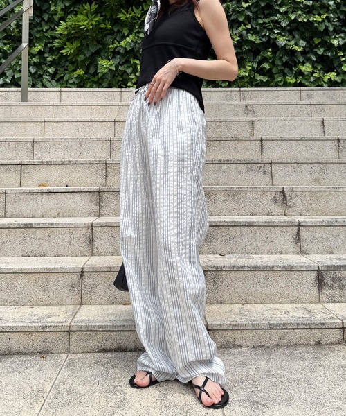 ISOOK（アイスー）の「【ISOOK / アイスー】リラックスサッカーストライプパンツ / ストレートパンツ イージーパンツ ウエストゴム 総ゴム 紐仕様 柄パンツ 白 青 ZOZOTOWN限定（その他パンツ・レディース・ライトブルー/ブラック・FREE）」の12枚目の写真