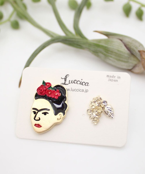 MILLION CARATS(ミリオンカラッツ)の「【luccica】-フリーダカーロ- 鮮烈な視線と華やかな花冠で魅せる、遊び心あふれるピアス。異なる個性が生むアートなバランス、日常にスパイスをくれるデザイン(ピアス(両耳用)・レディース・マルチ・FREE)」の1枚目の写真