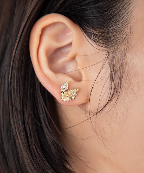 MILLION CARATS(ミリオンカラッツ)の「【luccica】-フリーダカーロ- 鮮烈な視線と華やかな花冠で魅せる、遊び心あふれるピアス。異なる個性が生むアートなバランス、日常にスパイスをくれるデザイン(ピアス(両耳用)・レディース・マルチ・FREE)」の8枚目の写真
