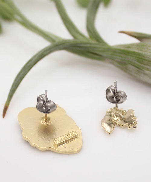 MILLION CARATS(ミリオンカラッツ)の「【luccica】-フリーダカーロ- 鮮烈な視線と華やかな花冠で魅せる、遊び心あふれるピアス。異なる個性が生むアートなバランス、日常にスパイスをくれるデザイン(ピアス(両耳用)・レディース・マルチ・FREE)」の2枚目の写真