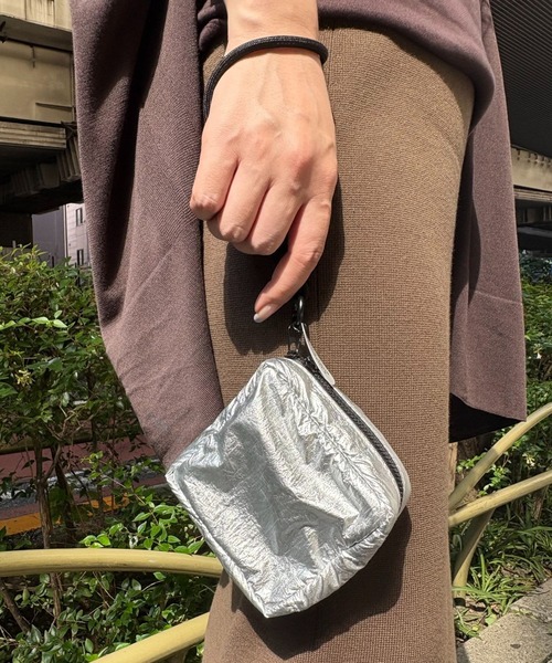 【Acne Studios】メタリック ハンドポーチ 三越伊勢丹 | Acne Studios/アクネ ストゥディオズ_Women通販
