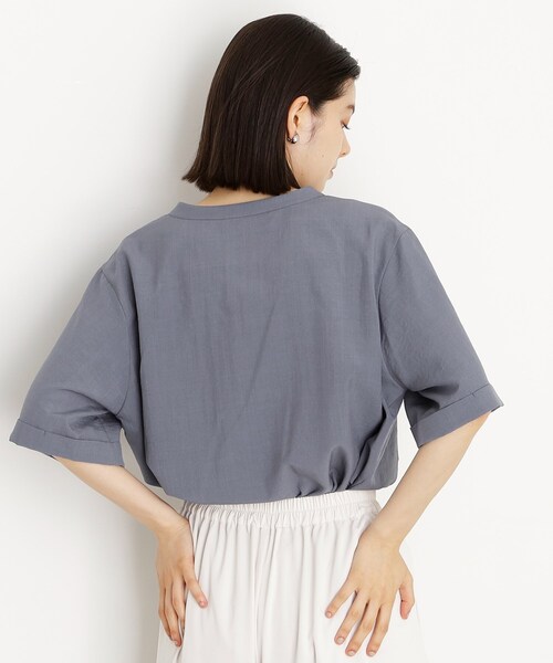 THE SHOP TK （ザ ショップ ティーケー ）の「【秋色入荷/インしなくても決まる】ダブルポケット5分袖シャツ/体型カバー／洗濯機OK（シャツ/ブラウス・レディース・グリーン系/スミクロ/ブルー/アイボリー・12/13）」の17枚目の写真