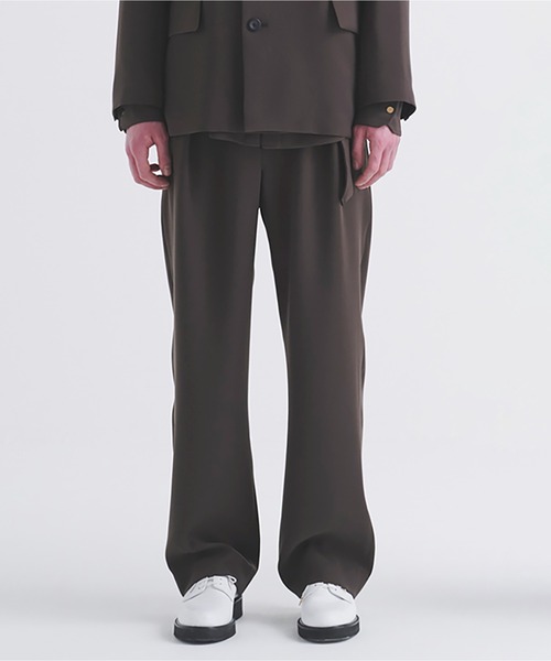 CULLNI(クルニ)の「Double Cloth Twill 1Tuck Semi Wide Pants with Long Belt(スラックス・メンズ・グレイッシュベージュ/ブラック/ブラウン/ブルーグリーン・1/2/0)」の1枚目の写真