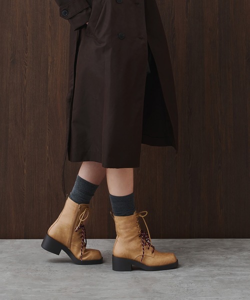 CHARLES & KEITH(チャールズ & キース)の「Logan ローガン ダブルレースミッドカーフコンバットブーツ(ブーツ・レディース・ダークブラウン/サンドベージュ・25cm/24.5cm/23.5cm/23cm/22.5cm/25.5cm)」の1枚目の写真