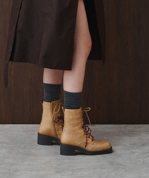 CHARLES & KEITH(チャールズ & キース)の「Logan ローガン ダブルレースミッドカーフコンバットブーツ(ブーツ・レディース・ダークブラウン/サンドベージュ・25cm/24.5cm/23.5cm/23cm/22.5cm/25.5cm)」の12枚目の写真