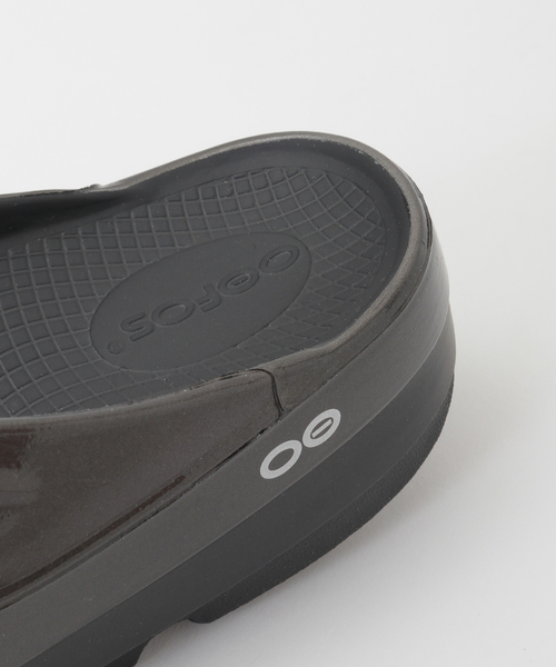 martinique(マルティニーク)の「【OOFOS/ウーフォス】OOmega Luxe_Titanium Mirror(サンダル・レディース・スミクロ・23cm/24cm/25cm)」の6枚目の写真