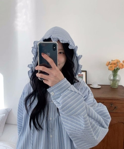 gossip!ロサンゼルス(ゴシップロサンゼルス)の「【Y2Kガーリー】レトロフリルフード付きストライプシャツ(バットスリーブ)(Tシャツ/カットソー・レディース・ブルー/オフホワイト・FREE)」の4枚目の写真