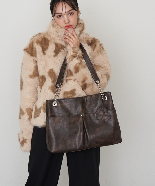 RAY CASSIN(レイカズン)の「【A4対応】レザーチャーム付デカバッグ(トートバッグ・レディース・ベージュ/ブラック/ブラウン・FREE)」の1枚目の写真