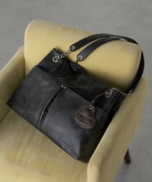 RAY CASSIN(レイカズン)の「【A4対応】レザーチャーム付デカバッグ(トートバッグ・レディース・ベージュ/ブラック/ブラウン・FREE)」の2枚目の写真