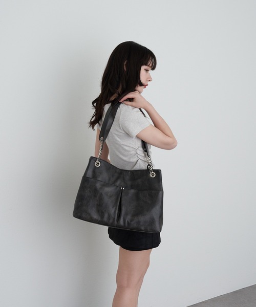 RAY CASSIN(レイカズン)の「【A4対応】レザーチャーム付デカバッグ(トートバッグ・レディース・ベージュ/ブラック/ブラウン・FREE)」の16枚目の写真