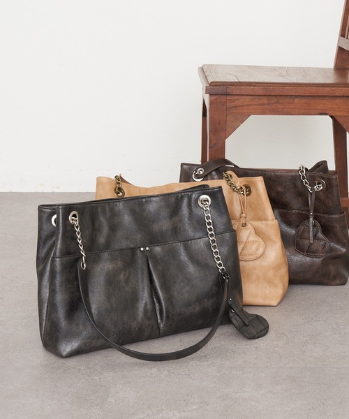 RAY CASSIN(レイカズン)の「【A4対応】レザーチャーム付デカバッグ(トートバッグ・レディース・ベージュ/ブラック/ブラウン・FREE)」の4枚目の写真