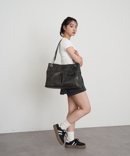 RAY CASSIN(レイカズン)の「【A4対応】レザーチャーム付デカバッグ(トートバッグ・レディース・ベージュ/ブラック/ブラウン・FREE)」の11枚目の写真