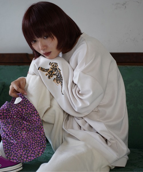 ATELANE(アテレーン)の「ATELANE / スウェードポンチ/アソート/刺繍デザイン/ロンTEE(Tシャツ/カットソー・メンズ・ホワイト系その他/ブラック系その他/ブラック/アイボリー・LARGE/MEDIUM)」の1枚目の写真