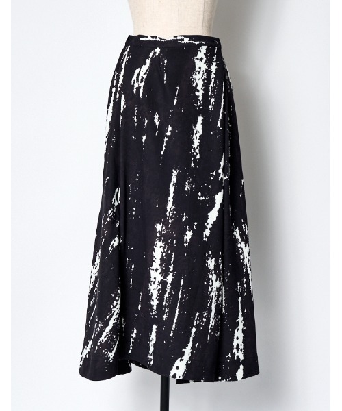 RUMCHE(ラムシェ)の「Woodpecker Print Skirt / ウッドペッカープリントスカート(スカート・レディース・ブラック・FREE)」の4枚目の写真