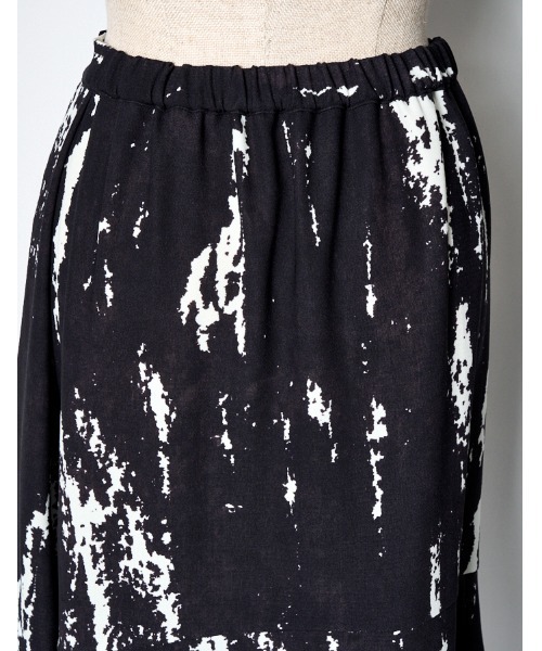 RUMCHE(ラムシェ)の「Woodpecker Print Skirt / ウッドペッカープリントスカート(スカート・レディース・ブラック・FREE)」の2枚目の写真