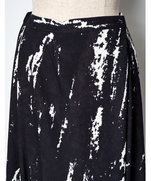RUMCHE(ラムシェ)の「Woodpecker Print Skirt / ウッドペッカープリントスカート(スカート・レディース・ブラック・FREE)」の7枚目の写真