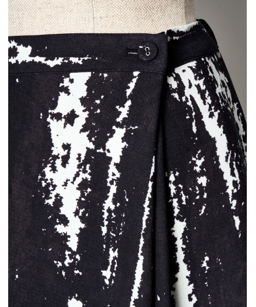 RUMCHE(ラムシェ)の「Woodpecker Print Skirt / ウッドペッカープリントスカート(スカート・レディース・ブラック・FREE)」の8枚目の写真