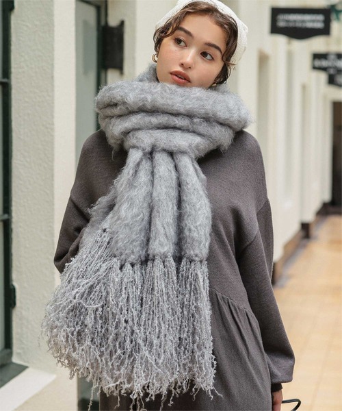 titivate（ティティベイト）の「モヘアタッチボリュームマフラー（マフラー・レディース・ブラウン/レッド/グレー/オフホワイト/ブラック/ライトブルー・FREE）」の4枚目の写真