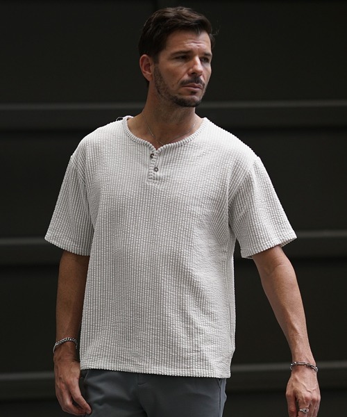 JOKER(ジョーカー)の「シアサッカーヘンリーネックTシャツ メンズ 半袖 Tシャツ カットソー 夏服(Tシャツ/カットソー・メンズ・ブラック/ホワイト×グレー/ホワイト/ネイビー/ホワイト×ネイビー・M/L/XL)」の2枚目の写真