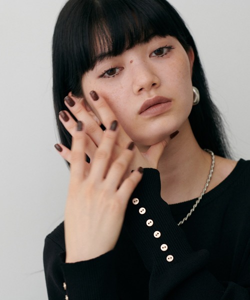 LARUTA(ラルータ)の「【LARUTA】袖口ちび釦シンプルニット(ニット/セーター・レディース・モカ/ネイビー/レッド/オフホワイト/ブラック・FREE)」の3枚目の写真