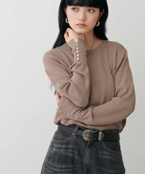 LARUTA(ラルータ)の「【LARUTA】袖口ちび釦シンプルニット(ニット/セーター・レディース・モカ/ネイビー/レッド/オフホワイト/ブラック・FREE)」の4枚目の写真