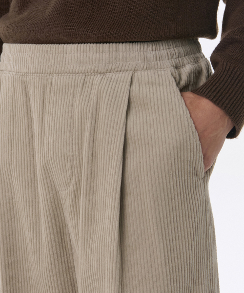 MUSINSA STANDARD（ムシンサスタンダード）の「ワンタックワイドコーデュロイバンディングパンツ[ライトベージュ]（その他パンツ・メンズ・その他・30/26/28/40/38/42/36/34/32）」の4枚目の写真