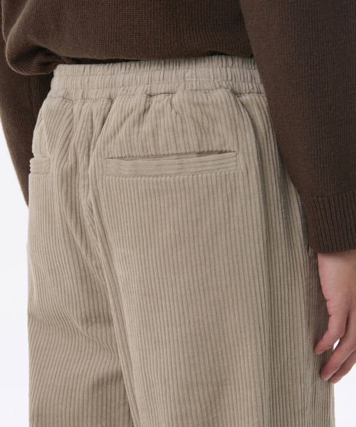 MUSINSA STANDARD（ムシンサスタンダード）の「ワンタックワイドコーデュロイバンディングパンツ[ライトベージュ]（その他パンツ・メンズ・その他・30/26/28/40/38/42/36/34/32）」の5枚目の写真