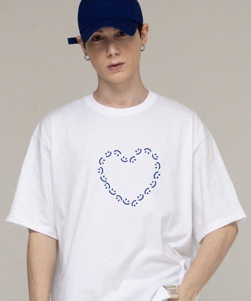 GRAVER（グレーバー）の「[ユニセックス]ハートドローイングスマイル半袖Tシャツ_ホワイト（Tシャツ/カットソー・レディース・ホワイト・SMALL/MEDIUM/LARGE/X-LARGE）」の2枚目の写真