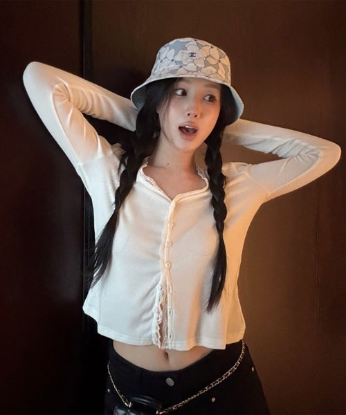 Mayree(メイリー)の「【Mayree】2WAY レースVネッククロップドトップス(Tシャツ/カットソー・レディース・ホワイト/ブラック・SMALL/MEDIUM/LARGE)」の7枚目の写真