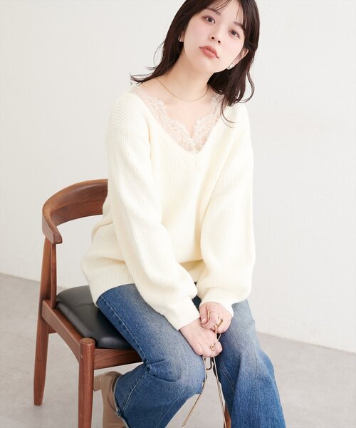 natural couture（ナチュラルクチュール）の「【WEB限定】レースVネックニット（ニット/セーター・レディース・ネイビー/ブラウン/オフホワイト/グレイッシュベージュ・FREE）」の7枚目の写真