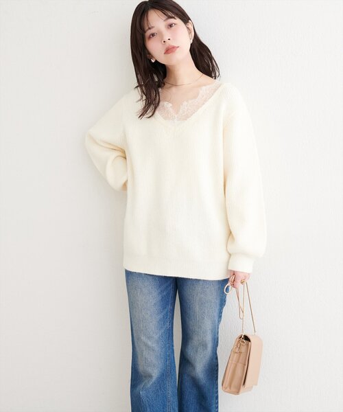 natural couture（ナチュラルクチュール）の「【WEB限定】レースVネックニット（ニット/セーター・レディース・ネイビー/ブラウン/オフホワイト/グレイッシュベージュ・FREE）」の8枚目の写真