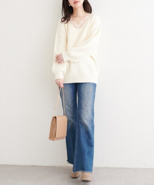 natural couture（ナチュラルクチュール）の「【WEB限定】レースVネックニット（ニット/セーター・レディース・ネイビー/ブラウン/オフホワイト/グレイッシュベージュ・FREE）」の9枚目の写真