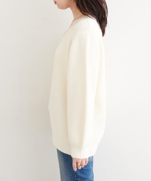 natural couture（ナチュラルクチュール）の「【WEB限定】レースVネックニット（ニット/セーター・レディース・ネイビー/ブラウン/オフホワイト/グレイッシュベージュ・FREE）」の11枚目の写真