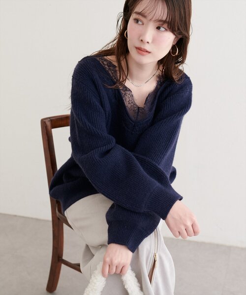 natural couture（ナチュラルクチュール）の「【WEB限定】レースVネックニット（ニット/セーター・レディース・ネイビー/ブラウン/オフホワイト/グレイッシュベージュ・FREE）」の17枚目の写真