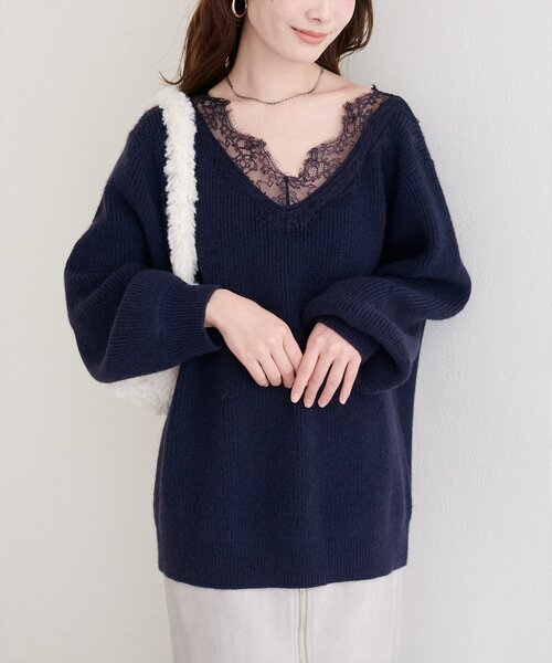 natural couture（ナチュラルクチュール）の「【WEB限定】レースVネックニット（ニット/セーター・レディース・ネイビー/ブラウン/オフホワイト/グレイッシュベージュ・FREE）」の5枚目の写真