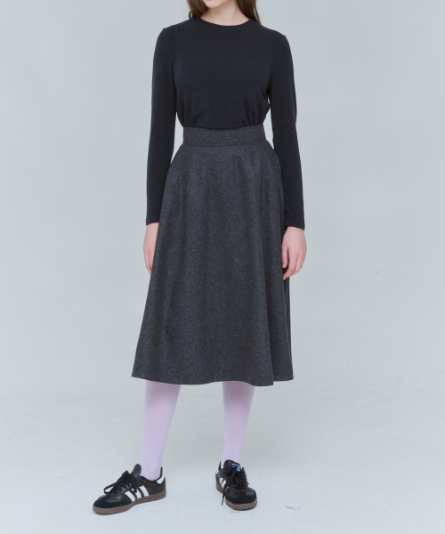 VOYONN（ボヨン）の「Aラインボリュームロングスカートウールグレー0124（スカート・レディース・チャコールグレー・SMALL/MEDIUM）」の2枚目の写真