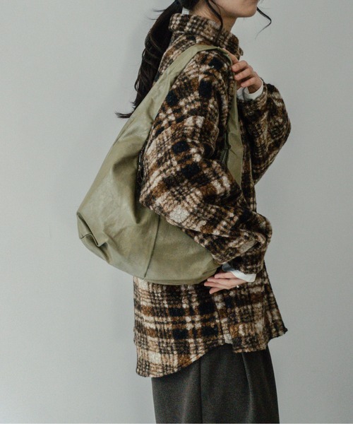 on:nue(オンニュ)の「【on:nue】フェイクレザーホーボーバッグ(ハンドバッグ・レディース・アイボリー/オリーブ/ブラウン・FREE)」の4枚目の写真