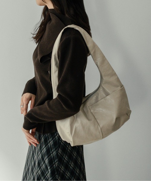 on:nue(オンニュ)の「【on:nue】フェイクレザーホーボーバッグ(ハンドバッグ・レディース・アイボリー/オリーブ/ブラウン・FREE)」の16枚目の写真