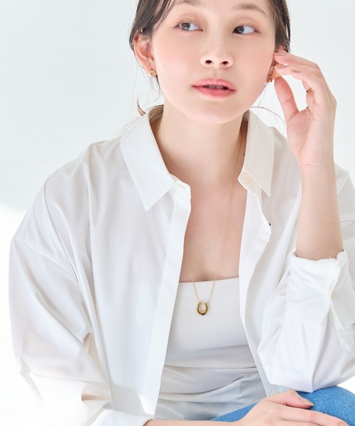 Phoebe（フィービィー）の「【金属アレルギー対応】メタリックホースシューネックレス　ステンレス/馬蹄/蹄鉄/ラッキーモチーフ/ギフト/プレゼント/大ぶり（ネックレス・レディース・イエローゴールド/シルバー・FREE）」の4枚目の写真