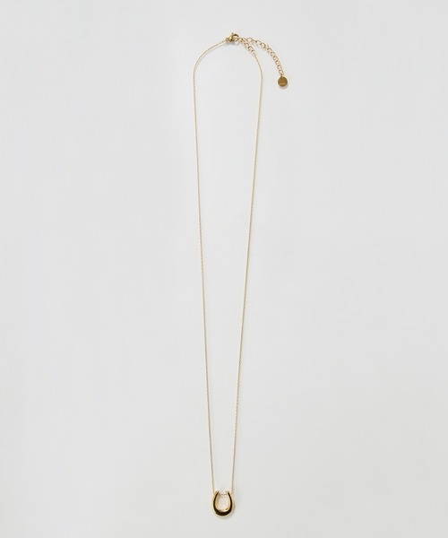 Phoebe（フィービィー）の「【金属アレルギー対応】メタリックホースシューネックレス　ステンレス/馬蹄/蹄鉄/ラッキーモチーフ/ギフト/プレゼント/大ぶり（ネックレス・レディース・イエローゴールド/シルバー・FREE）」の7枚目の写真