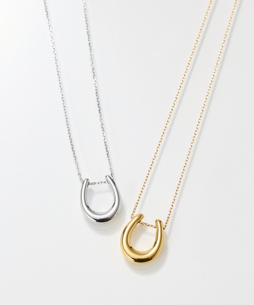 Phoebe（フィービィー）の「【金属アレルギー対応】メタリックホースシューネックレス　ステンレス/馬蹄/蹄鉄/ラッキーモチーフ/ギフト/プレゼント/大ぶり（ネックレス・レディース・イエローゴールド/シルバー・FREE）」の14枚目の写真