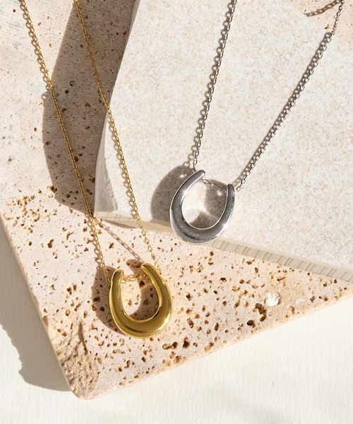 Phoebe（フィービィー）の「【金属アレルギー対応】メタリックホースシューネックレス　ステンレス/馬蹄/蹄鉄/ラッキーモチーフ/ギフト/プレゼント/大ぶり（ネックレス・レディース・イエローゴールド/シルバー・FREE）」の15枚目の写真