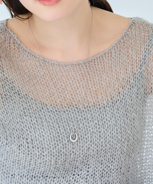 Phoebe（フィービィー）の「【金属アレルギー対応】メタリックホースシューネックレス　ステンレス/馬蹄/蹄鉄/ラッキーモチーフ/ギフト/プレゼント/大ぶり（ネックレス・レディース・イエローゴールド/シルバー・FREE）」の9枚目の写真